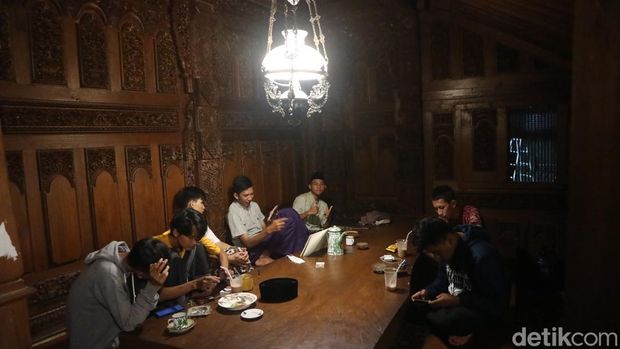 Angkringan joglo ramai dikunjungi pembeli dengan suasana Kudus tempo dulu, Selasa (23/4/2024).