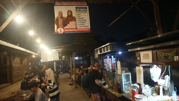 Angkringan joglo ramai dikunjungi pembeli dengan suasana Kudus tempo dulu, Selasa (23/4/2024).