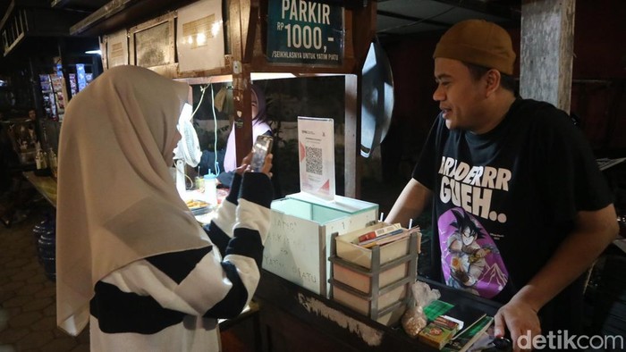 Angkringan joglo ramai dikunjungi pembeli dengan suasana Kudus tempo dulu, Selasa (23/4/2024).