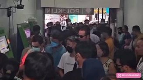 Antrean membeludak di depan loket sidik jari BPJS Kesehatan di RSUP Prof Ngoerah Denpasar. (Tangkaan layar video viral)