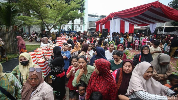 Acara syukuran diadakan di Rusun Terpilihnya Gibran sebagai wakil presiden di Rusun Muara Baru. Para warga sangat antusias dalam menyambutnya.