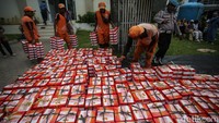 Selain itu pasukan oranye atau PPSU juga berada di lokasi untuk melakukan pembersihan area sekitar lokasi.