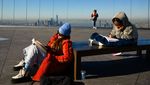 Asyiknya Membaca Buku Ditemani Sunrise dan Pemandangan Kota New York
