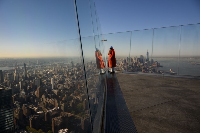 Dalam Hari Buku dan Hak Cipta Sedunia, sejumlah orang di New York membaca buku dengan pemandangan kota serta matahari pagi. Nih Potretnya.