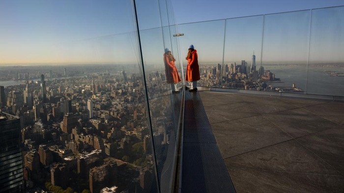 Dalam Hari Buku dan Hak Cipta Sedunia, sejumlah orang di New York membaca buku dengan pemandangan kota serta matahari pagi. Nih Potretnya.