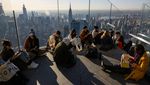Asyiknya Membaca Buku Ditemani Sunrise dan Pemandangan Kota New York