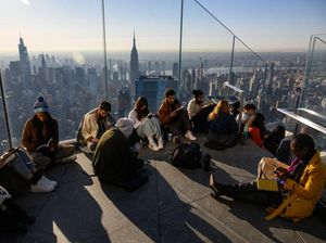 Asyiknya Membaca Buku Ditemani Sunrise dan Pemandangan Kota New York