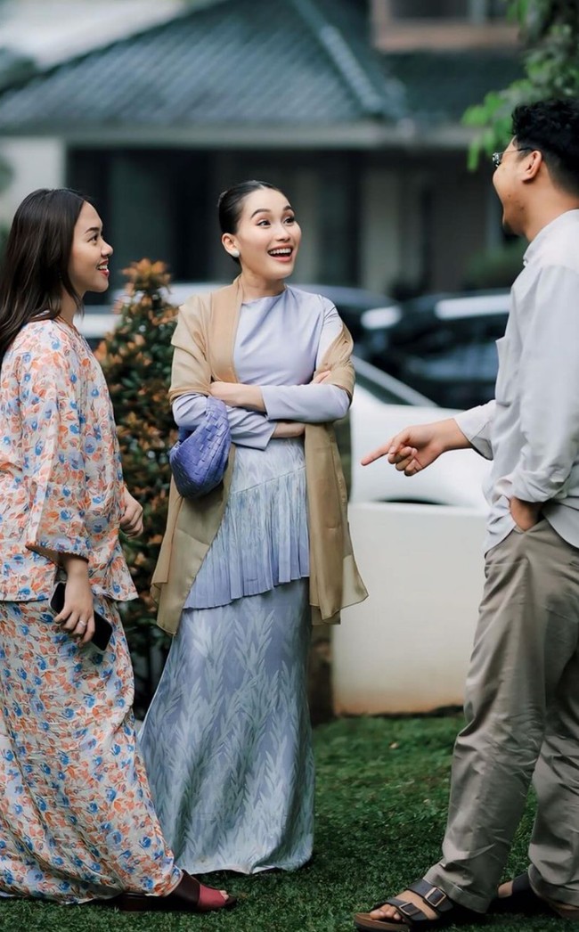 Meski calon suaminya, Muhammad Fardhana tak terlihat hadir namun Ayu tetap tampak bahagia bisa bertemu dan bercengkrama dengan calon keluarga barunya itu. Foto: Instagram