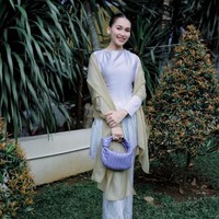 Mengenakan baju kurung berwarna ungu dipadukan dengan selendang warna coklat, penampilan Ayu terlihat memukau. Rambutnya pun tampak simpel dan rapih dengan hanya dicepol ke belakang. Foto: Instagram