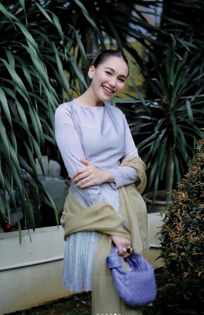 Wanita 31 tahun itu terlihat semakin cantik kala memamerkan senyum manisnya. Namanya ayu wajahnya pun juga bener2 ayuuu... Pertahankan kecntikanmu ayuu, komentar salah seorang netizen. Foto: Instagram