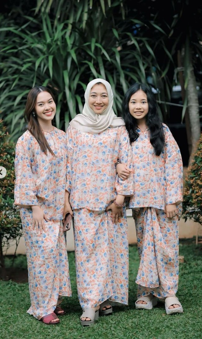 Meski sama-sama mengenakan baju kurung namun keluarga Fardhana memilih tampil seragam dengan baju kurung bercorak warna biru, oranye, dan ungu. Penampilan ibu dan kedua adik Fardhana itu pun tak kalah memukau. Foto: Instagram