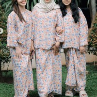 Meski sama-sama mengenakan baju kurung namun keluarga Fardhana memilih tampil seragam dengan baju kurung bercorak warna biru, oranye, dan ungu. Penampilan ibu dan kedua adik Fardhana itu pun tak kalah memukau. Foto: Instagram