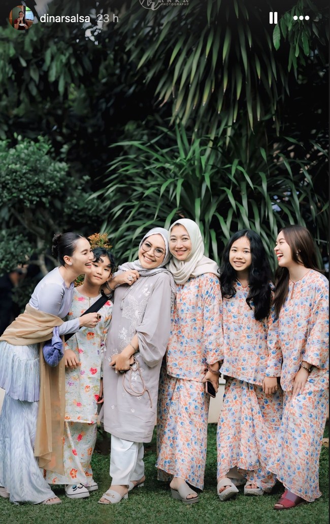 Tampil kompak, keluarga Ayu dan Muhammad Fardhana terlihat sama-sama mengenakan baju kurung. Terlihat kedua keluarga sudah begitu dekat dan juga akrab. Foto: Instagram