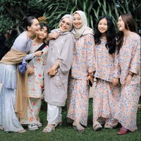 Tampil kompak, keluarga Ayu dan Muhammad Fardhana terlihat sama-sama mengenakan baju kurung. Terlihat kedua keluarga sudah begitu dekat dan juga akrab. Foto: Instagram