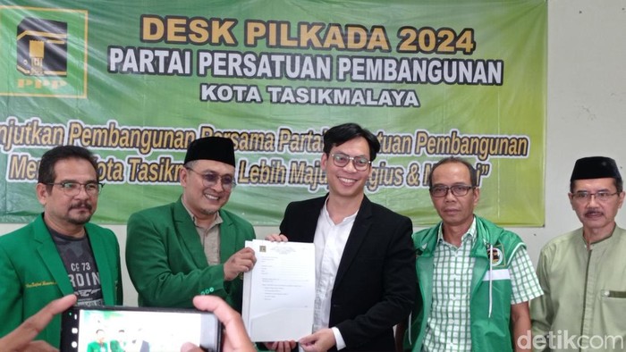 Bacalon Wali Kota Tasikmalaya  Arif Hidayat Putra saat mendaftar ke PPP Kota Tasikmalaya.