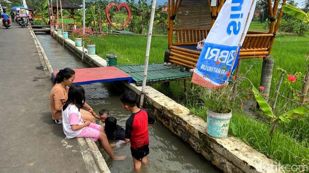 Berkat pengelolaan Bumdes Desa Cikaso, Kuningan diganjar penghargaan Desa BRILian Juara 2 tingkat nasional dari Bank BRI.