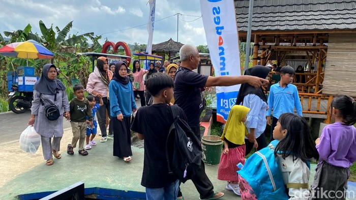 Berkat pengelolaan Bumdes Desa Cikaso, Kuningan diganjar penghargaan Desa BRILian Juara 2 tingkat nasional dari Bank BRI.