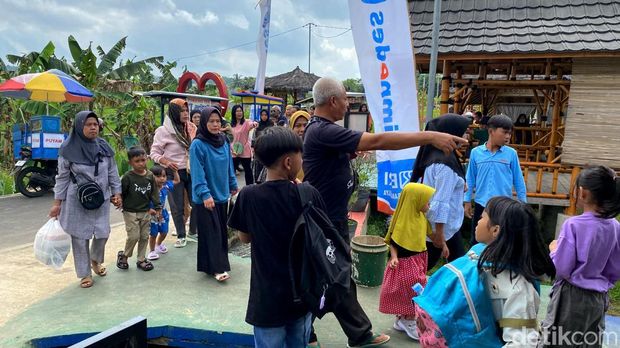 Berkat pengelolaan Bumdes Desa Cikaso, Kuningan diganjar penghargaan Desa BRILian Juara 2 tingkat nasional dari Bank BRI.