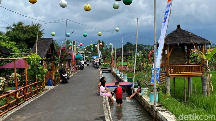 Berkat pengelolaan Bumdes Desa Cikaso, Kuningan diganjar penghargaan Desa BRILian Juara 2 tingkat nasional dari Bank BRI.