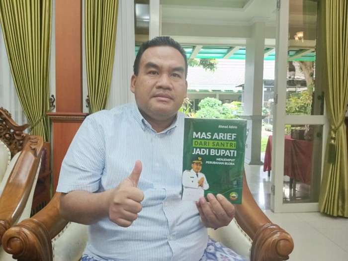 Bupati Blora Arief Rohman saat mereview buku Mas Arief dari Santri jadi Bupati Blora.