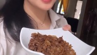 Kali ini Beef Teriyaki jadi menu yang dimasaknya. Ia tampak gembira dan tak sabar menyantap makanan buatan tangannya sendiri. Foto: Instagram/chndrika_