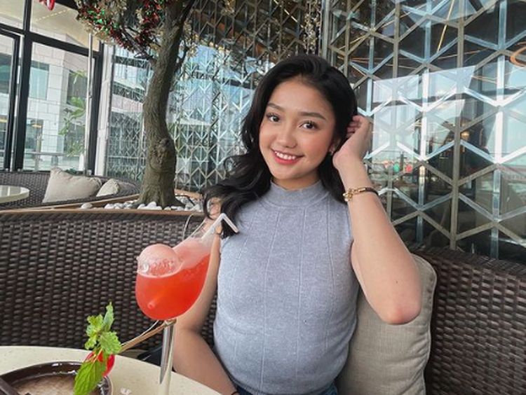 Chika Chandrika Rajin Kulineran ke Kafe-kafe Estetik