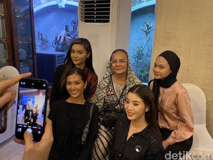 Christine Hakim Melayat Mooryati Soedibyo