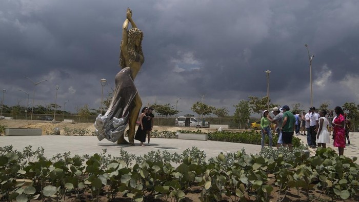 Colombia Shakira Tourists pose for photos with a statue of Colombian pop singer Shakira, made by Colombian artist Yino Marquez, on the Grand Malecon of the Magdalena River in Barranquilla, Colombia, Tuesday, April 23, 2024. (AP Photo/Fernando Vergara)