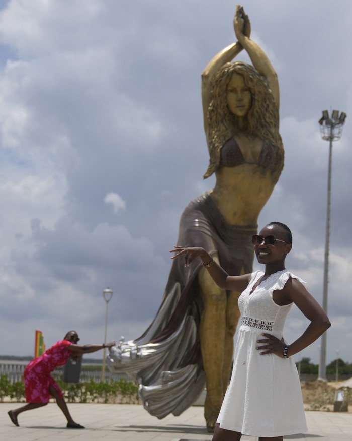 Colombia Shakira Tourists pose for photos with a statue of Colombian pop singer Shakira, made by Colombian artist Yino Marquez, on the Grand Malecon of the Magdalena River in Barranquilla, Colombia, Tuesday, April 23, 2024. (AP Photo/Fernando Vergara)