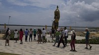 Patung dari perunggu dan aluminium itu menggambarkan Shakira dengan atasan bikini, bagian tengah telanjang, dan rok panjang tergerai, tangannya menutupi kepala dan satu pinggul menonjol keluar dalam salah satu gerakan tarian khasnya.  