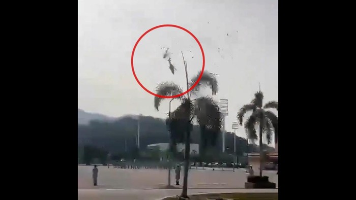 Detik-detik 2 Helikopter Malaysia Tabrakan dan Jatuh, 10 Orang Tewas