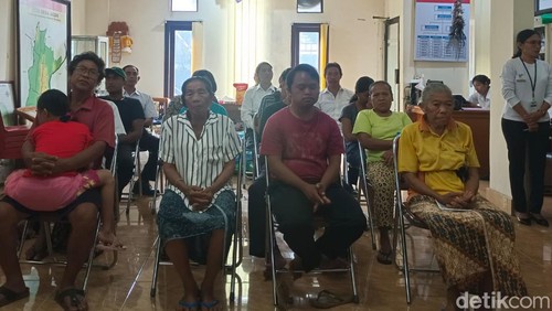 Dinas Sosial Klungkung membagikan bantuan kebutuhan pokok, sarana penunjang kesehatan, untuk difabel, lansia dan ODGJ di Klungkung dalam rangka hari puputan Klungkung, Rabu (24/4/2024). (Putu Krista/detikBali).