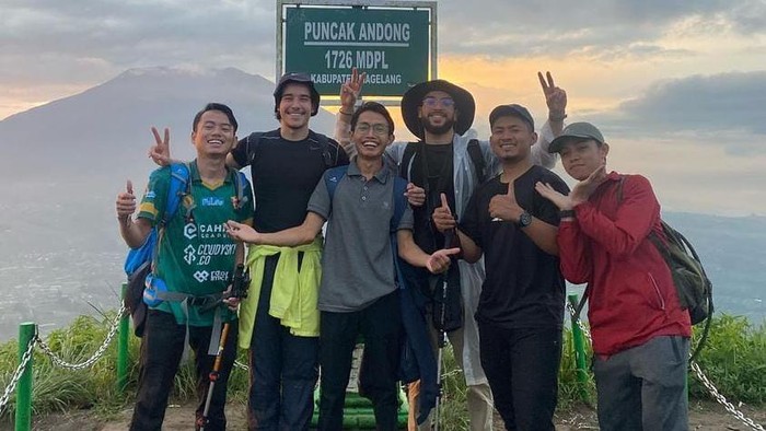 Dua bule viral mendaki Gunung Andong, Kecamatan Ngablak, Kabupaten Magelang, Rabu (24/4/2024).