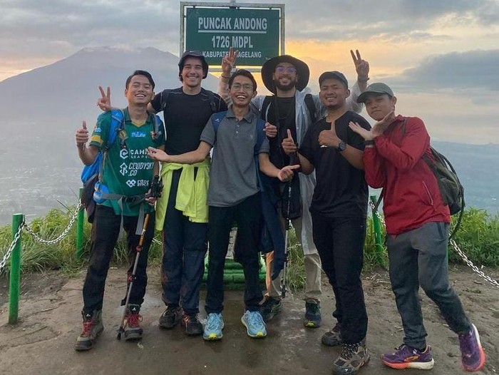 Dua bule viral mendaki Gunung Andong, Kecamatan Ngablak, Kabupaten Magelang, Rabu (24/4/2024).