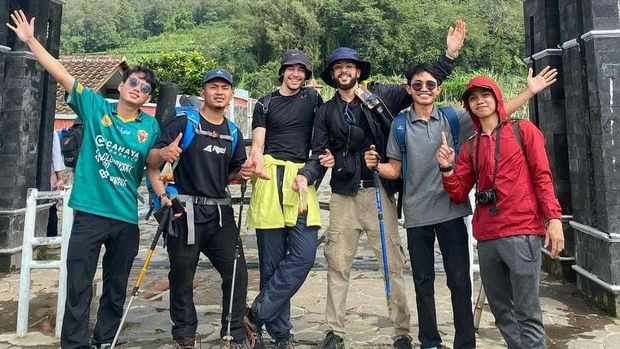 Dua bule viral mendaki Gunung Andong, Kecamatan Ngablak, Kabupaten Magelang, Rabu (24/4/2024).