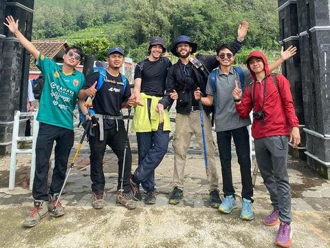 Dua bule viral mendaki Gunung Andong, Kecamatan Ngablak, Kabupaten Magelang, Rabu (24/4/2024).