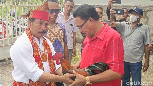 Eks Pj Walkot Kupang George Melkianus Hadjoh mendaftar menjadi bacawalkot ke PDIP untuk Pilkada 2024. (Simon Selly/detikBali)
