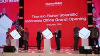 Executive Vice President and Chief Operating Officer Thermo Fisher Scientific, Michel Lagarde, mengawali sambutan pembukaan kantor baru, disusul Deputi Menteri Bidang Promosi Penanaman Modal Badan Koordinasi Penanaman Modal (BKPM), Nurul Ichwan, Kuasa Usaha Ad Interim Kedutaan Besar Amerika Serikat, Michael F. Klein, Director and General Manager of Indonesia and Thermo Fisher Scientific, Devi Darmadi. 