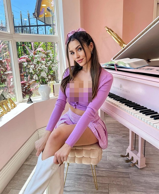 Kreator pun sukses membuat Emily jadi seorang selebgram yang disukai. Selain menerima pujian kecantikannya, banyak pesan dari para pria yang berniat untuk mengajaknya makan malam mewah hingga liburan ke Dubai. Foto: Instagram Emily Pellegrini