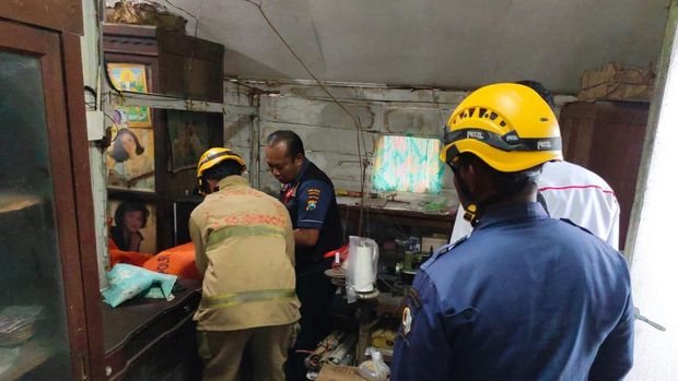Evakuasi jenazah lansia sebatang kara yang hidup bersama anjingnya di Bojonegoro.