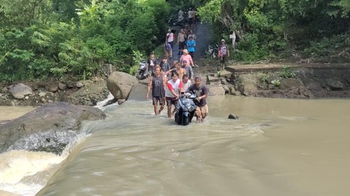 Evakuasi motor hanyut di aliran Sungai Yeh Matan, Desa Tegal Mengkeb, Kecamatan Selemadeg Timur, Kabupaten Tabanan, Bali, Rabu (24/4/2024). (Dok. Polsek Selemadeg Timur)
