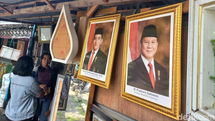 Foto Prabowo Subianto-Gibran Rakabuming Raka di kios pedagang figura di timur Stadion Sriwedari, Kota Solo, Rabu (24/4/2024).