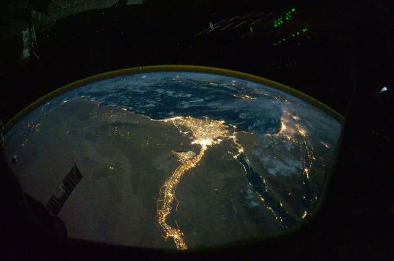 Foto satelit malam hari