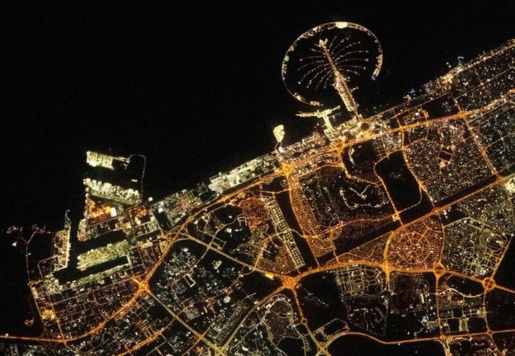 Foto satelit malam hari