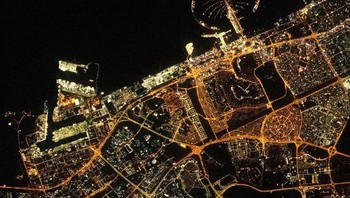 Gemerlap Dubai di malam hari. Foto: NASA & ISS via @timecaptales