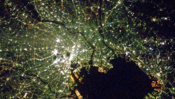 Keindahan Tokyo, Jepang di malam hari. Foto: NASA & ISS via @timecaptales
