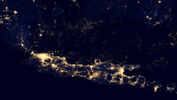 Bisa menebak ini di mana? Ya pulau Jawa. Foto: NASA & ISS via @timecaptales