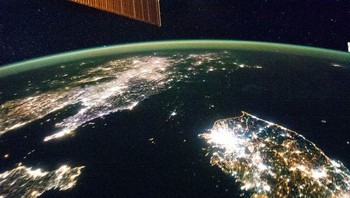 Korea Utara dan Korea Selatan. Foto: NASA & ISS via @timecaptales