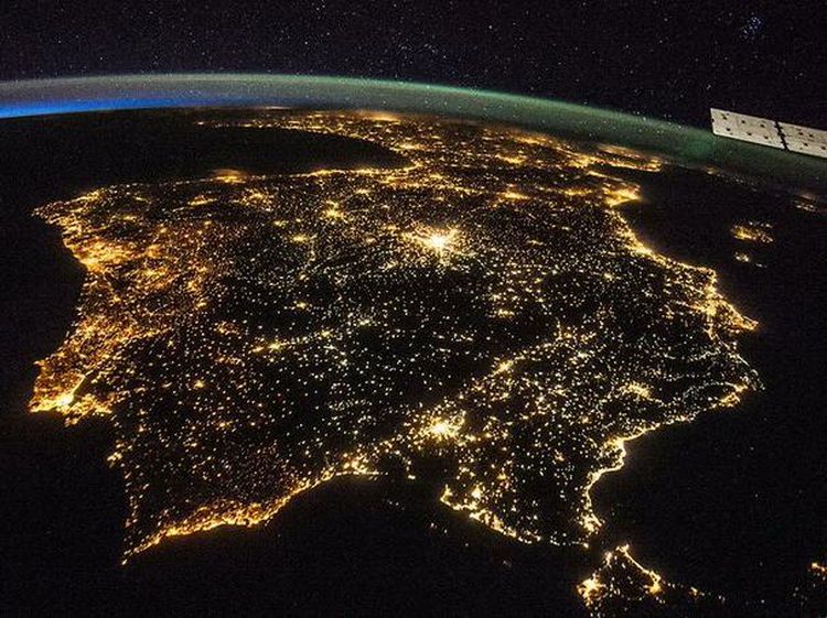 Citra Satelit Kota Dunia di Malam Hari Bikin Terkesima, Ada Indonesia