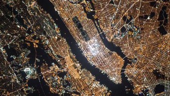 Gemerlap kota New York, AS. Foto: NASA & ISS via @timecaptales